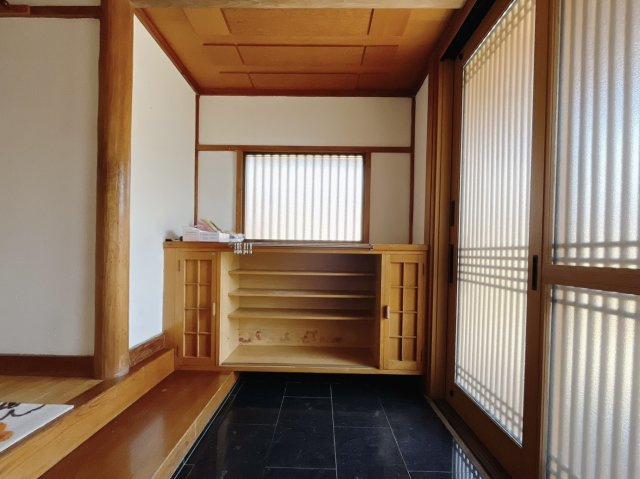【中古戸建】足利市山川町の玄関|■玄関｜「玄関から、我が家を心地よく。自然の風や光を感じられる気持ちのいい玄関へ。」永く居心地のいい暮らしを演出する快適性能と安心を両立させたドアを採用しました！