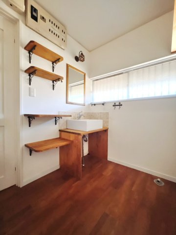 【中古戸建】足利市山川町の洗面所|■洗面室｜洗濯機を置いてもゆとりある広さの洗面脱衣室です♪窓があるので換気の際も楽ちんです♪