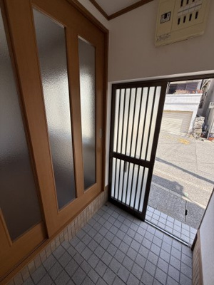 【玄関】 | 灘区上野通4丁目貸家 | すっきりとした明るい玄関