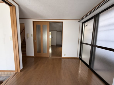 【居間・リビング】 | 灘区上野通4丁目貸家 | 玄関入ってすぐの部屋は居間または洋室として利用できます。