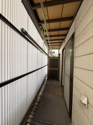 【その他】 | 灘区上野通4丁目貸家 | 雨の日も安心の屋外物干しスペース