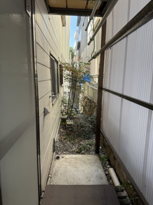 【その他】 | 灘区上野通4丁目貸家 | 雨の日も安心の屋外物干しスペース