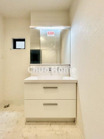 江戸川区松島2丁目新築分譲住宅の独立洗面台|【洗面化粧台】洗面化粧台には三面鏡を採用。身だしなみを整えやすい事はもちろんですが、鏡の後ろに収納スペースを設ける事により、散らかりやすい洗面スペースをすっきりさせる事が出来るのも嬉しいですね