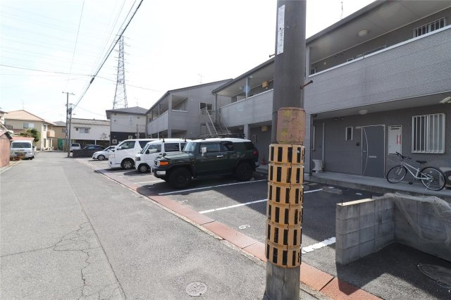 ウッディバードＢ棟の駐車場