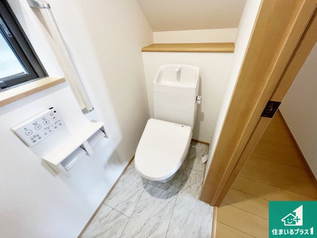 神戸市垂水区南多聞台　新築一戸建てのトイレ|1・2階の2ヶ所にあるので、朝の忙しい時間の順番待ちもなく、深夜の利用にも大変便利です。