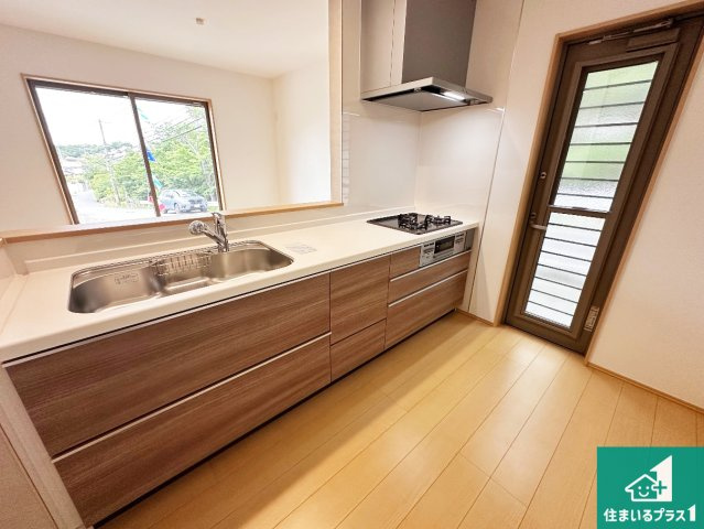 神戸市垂水区南多聞台　新築一戸建てのキッチン|リビングと統一感があり、使い勝手のいいキッチン。広々としているので、二人並んで作業が出来ちゃいます。お子様と一緒に色々なお料理に挑戦できるスペースがあります。