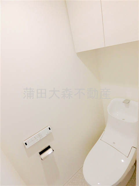 ステージグランデ多摩川のトイレ|棚収納と温水洗浄便座付きのトイレ