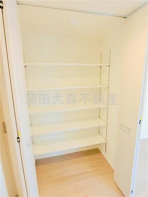 ステージグランデ多摩川の収納|リビングキッチン横棚収納