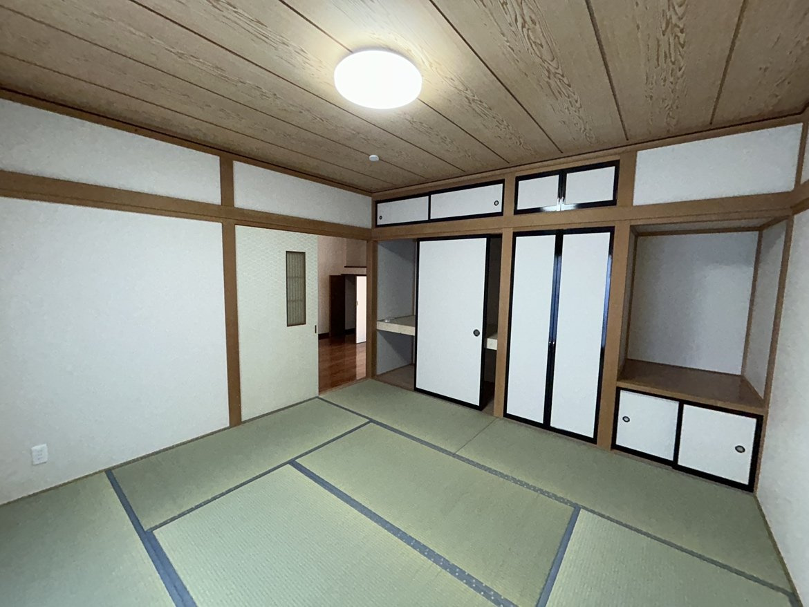 三戸郡南部町大字福田字あかねの和室|1階8畳和室です。畳表替え、壁天井クロス仕上げ、照明新品交換等を行いました。