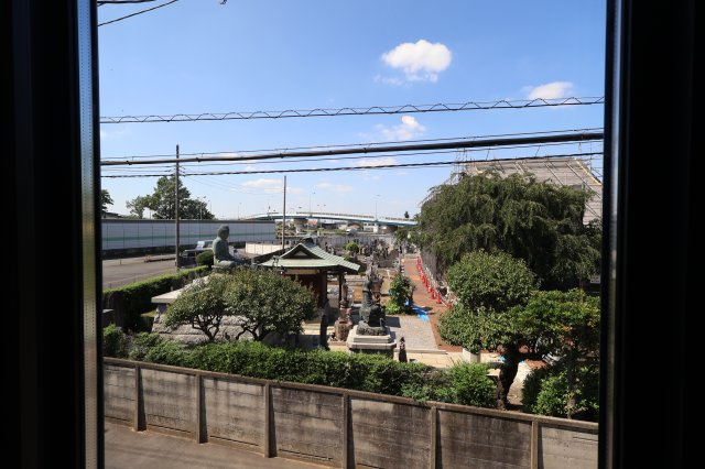 《仲介手数料無料》西区宮前町1708-6新築一戸建てフィットエーの展望|仏塑像やお墓が見えます。