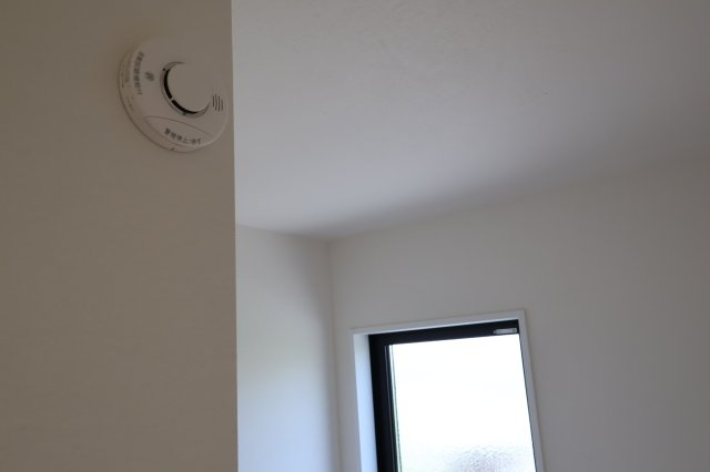 《仲介手数料無料》西区宮前町1708-6新築一戸建てフィットエーのその他|火災報知器が各お部屋に付いています。