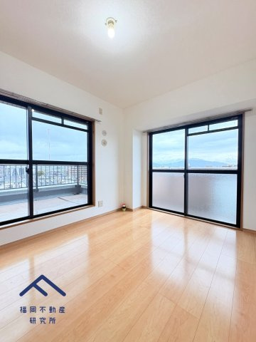 サングレート春日の洋室