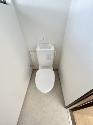 【トイレ】 | 吉野貸家 | 白を基調とした、清潔感あふれるクリーンなトイレ空間。