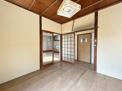 【洋室】 | 吉野貸家 | 木の温もりを感じる天井と、フローリングが調和しています♪
