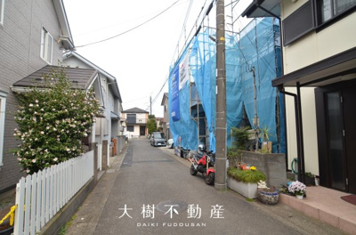 【前面道路含む現地写真】 | 綾瀬市上土棚南4丁目 新築戸建て 全1棟【仲介手数料無料】 | ※令和8年3月中旬に撮影
