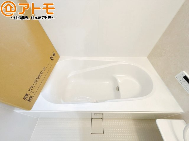 【浴室】 | 葵区瀬名川3丁目　新築戸建　全1棟 | お子様やお年寄りが使いやすいだけでなく、半身浴にも便利なベンチタイプの湯舟です。お湯の節約にも！