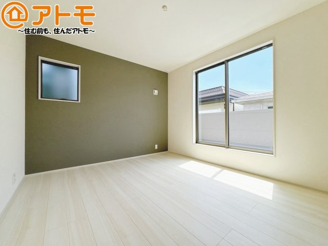 【寝室】 | 葵区瀬名川3丁目　新築戸建　全1棟 | アクセントクロスが印象的なお部屋です。お気に入りの家具に囲まれてゆったり過ごしたいですね♪