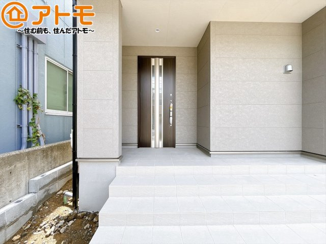 【玄関】 | 葵区瀬名川3丁目　新築戸建　全1棟 | 落ち着いた色合いの玄関はダブルロックで防犯性に優れた仕様になっています♪