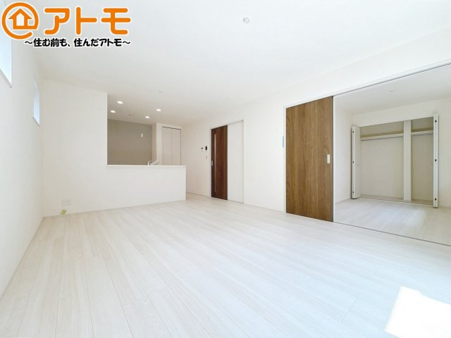 【居間・リビング】 | 葵区瀬名川3丁目　新築戸建　全1棟 | 家族団らんのイメージは、リビングを思い浮かべませんか？リビングこそ広々としたお部屋が良いですね♪