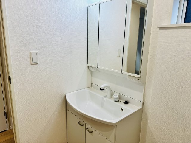 八王子市　泉町　新築一戸建て　２５期の独立洗面台|～３面鏡付きの独立洗面台　細々している物をスッキリ収納出来ます～
