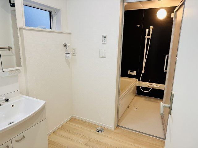 八王子市　泉町　新築一戸建て　２５期の脱衣所|～窓付きで明るい洗面所　換気もしやすいです～