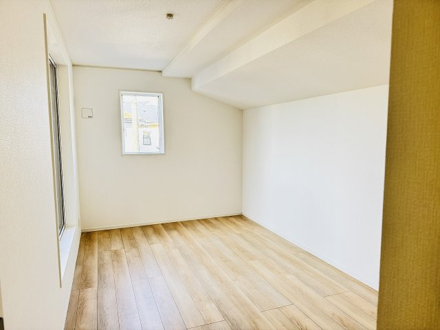 八王子市　泉町　新築一戸建て　２５期の寝室|～2階7.7帖の主寝室　ベッドなど大型家具のレイアウトも楽しめる広さです～