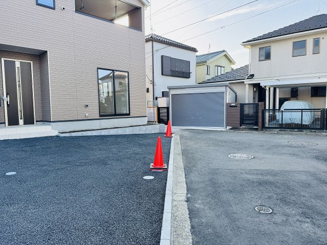 八王子市　泉町　新築一戸建て　２５期の前面道路含む現地写真|～西側4ｍ道路に面しています～