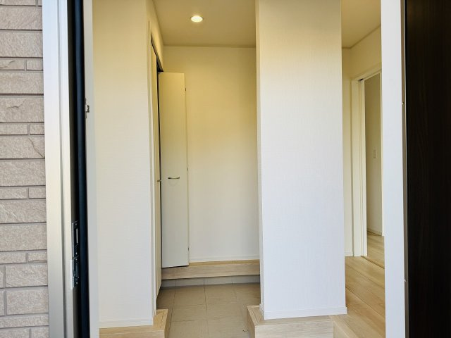 八王子市　泉町　新築一戸建て　２５期の玄関|～シューズインクローク付き玄関　物が溢れがちな玄関をスッキリとした状態に保てます～