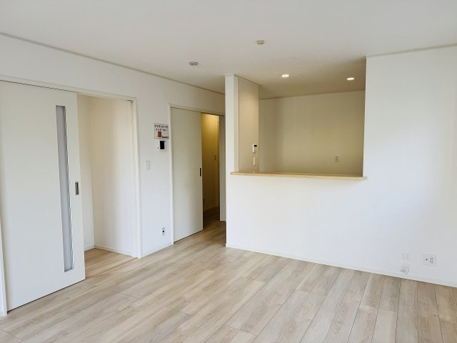 八王子市　泉町　新築一戸建て　２５期の居間・リビング|～16.0帖の明るいLDKで、家族団欒の時間をお過ごしいただけます～