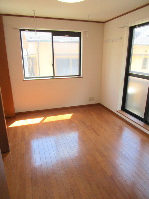 カーサ・クローカスの居間・リビング|★角部屋2面彩光★