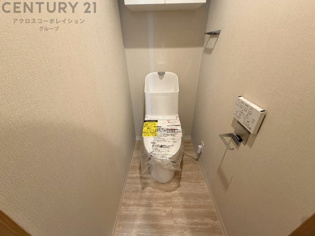 温水洗浄便座付トイレは温水洗浄機能により、暖かい水でおしりを洗浄することができ、冷たい水を使う従来の便座に比べ、温水洗浄機能で暖かいトイレを提供し、快適な使用を可能にします。