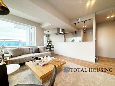 【居間・リビング】 | 8・3スクエアディーグラフォート札幌ステーションタワー | ご家族みんなで長い時間を過ごすリビングは一番居心地のいいものであって欲しいですね。開放感のある広々リビングに光と風を呼び込みます。収納も多く快適な住空間を実現します。