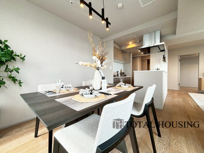 【居間・リビング】 | 8・3スクエアディーグラフォート札幌ステーションタワー | シンプルかつスタイリッシュなリビングダイニング。ご家族やお客様との時間など、多くの時を刻む空間。何気なく過ぎる時でさえも上質なひと時となる快適な空間を目指して。