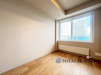 【洋室】 | 8・3スクエアディーグラフォート札幌ステーションタワー | 洋室　約4.9帖
穏やかな光が差し込む室内には、穏やかな時間が流れます。休日には、落ち着いた空間で自分の趣味を楽しむのはいかがですか。