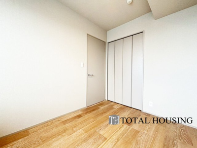 【洋室】 | 8・3スクエアディーグラフォート札幌ステーションタワー | 洋室　約4.9帖
家族一人ひとりの大切なプライベート空間。趣味に合わせて使って頂けるようシンプルに仕上げてあります。暮らし心地を大きく左右する収納を、適材適所に配置し使い勝手を考慮しました。