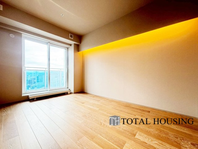 【洋室】 | 8・3スクエアディーグラフォート札幌ステーションタワー | 洋室　約9.1帖
広々とした居住空間は日々の暮らしを彩り、心のやすらぎと満足感を与えてくれます。通風と採光を考慮した設計は子供たちはのびのび育ち、家族でくつろぎと団らんを生み出します。