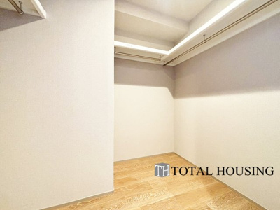 【収納】 | 8・3スクエアディーグラフォート札幌ステーションタワー | WIC　約2.1帖
たっぷり収納できるウォークインクローゼットは、大きなお荷物をお持ちの方や、季節物の家電製品やキャリーバック、お荷物が多い方でも安心のスペースです。