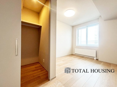 【洋室】 | 8・3スクエアディーグラフォート札幌ステーションタワー | 洋室　約6.1帖
ベッドや机などの家具を設置してもゆとりのある広さで、主寝室におすすめのお部屋です。季節ごとの衣類をまとめて収納できる約1.1帖のWICが備わっています。