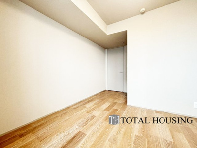 【洋室】 | 8・3スクエアディーグラフォート札幌ステーションタワー | 洋室　約6.1帖
家族構成やライフスタイルに合わせて、多目的にお使いいただけます。優しい色合いの木目調のフローリングが空間にアクセントをもたらしお洒落な室内です。