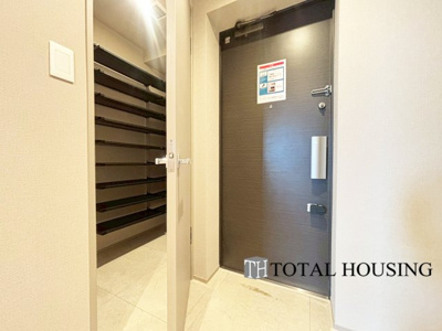 【玄関】 | 8・3スクエアディーグラフォート札幌ステーションタワー | 玄関脇にシューズインクローゼットがあると、季節ごとの靴の収納が上手にできるだけでなく、ベビーカーなどの収納にも大変便利です。