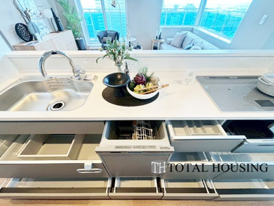 【キッチン】 | 8・3スクエアディーグラフォート札幌ステーションタワー | 食器洗浄乾燥機付きで毎日の家事の時間を短縮することでき、プライベート時間やご家族との時間をより一層充実させることができます。光熱費も安くなり一石二鳥ですね♪