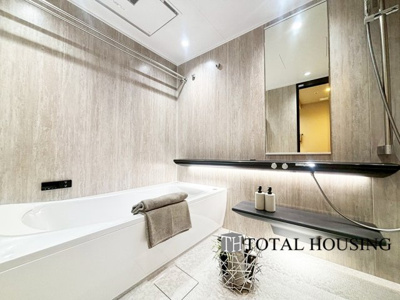 【浴室】 | 8・3スクエアディーグラフォート札幌ステーションタワー | 快適な使い心地とゆとりある空間が1日の疲れを解きほぐすバスルーム。空間も浴槽もゆったりのびのび使えるゆとり設計。広く感じるゆとり設計で快適なリラックスタイムを過ごせます。