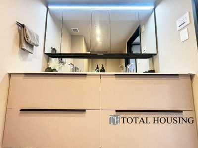 【独立洗面台】 | 8・3スクエアディーグラフォート札幌ステーションタワー | たっぷりの大型収納を設けたシャワー付き洗面台で快適な暮らしを。収納力と機能性に優れたお手入れラクラクのゆったりとした洗面台で、朝の忙しい時間でも身支度準備がスムーズに出来ます。