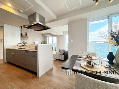 【居間・リビング】 | 8・3スクエアディーグラフォート札幌ステーションタワー | 約21.1帖の贅沢な広さのリビングダイニングは、白を基調とした明るくシンプルで洗練された佇まいを感じさせるお部屋です。南東向きのお部屋は、あたたかな光が降り注ぎ穏やかな時間を纏う心地よい空間です。