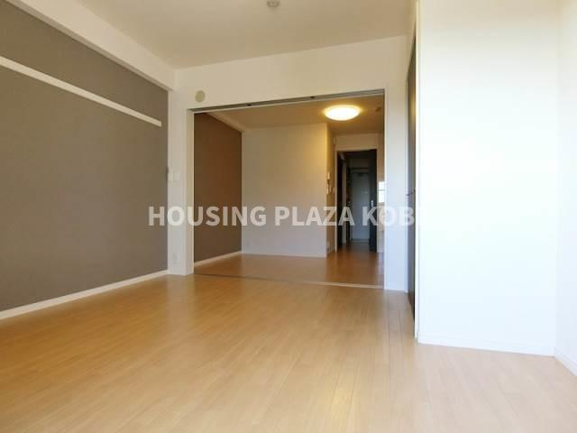 マウントック・フェイムの居間・リビング|洋室とダイニングで12.5帖あります。