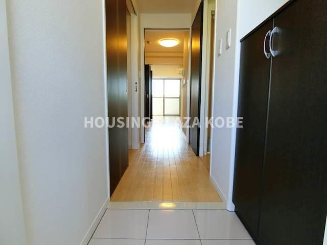 マウントック・フェイムの玄関|すっきりした玄関にモダンなシューズボックス。