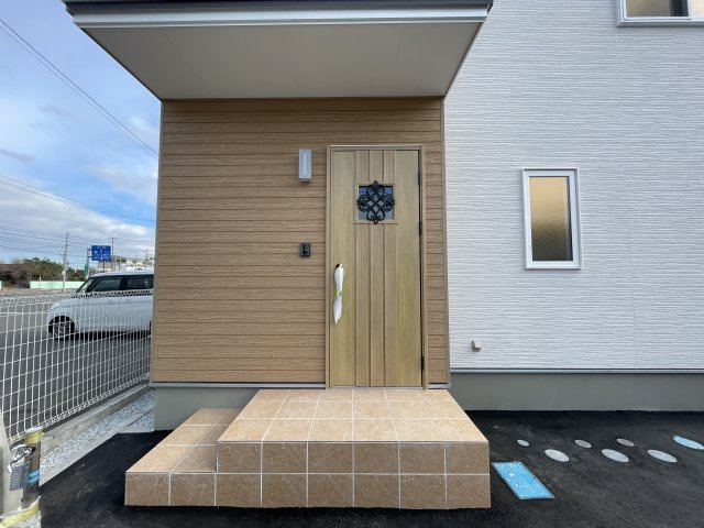八戸市長苗代内舟渡　A棟の玄関