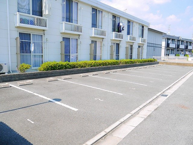 レオパレスＴａｋｕｙａⅠの駐車場|車をお持ちの方に嬉しい駐車場付きの物件です