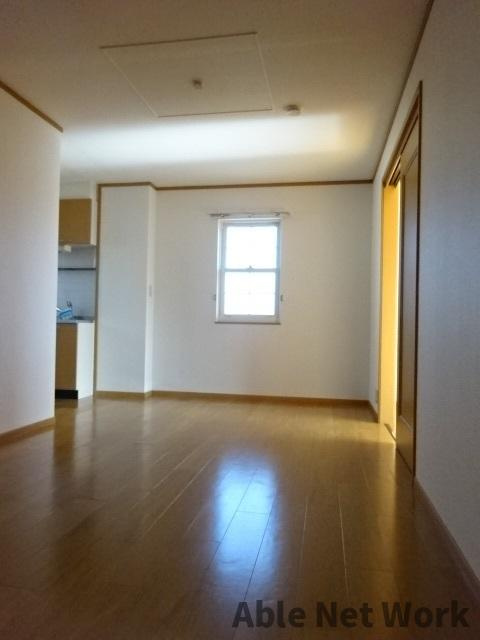 ロメオ　エステートⅢの居間・リビング|10帖のLDK