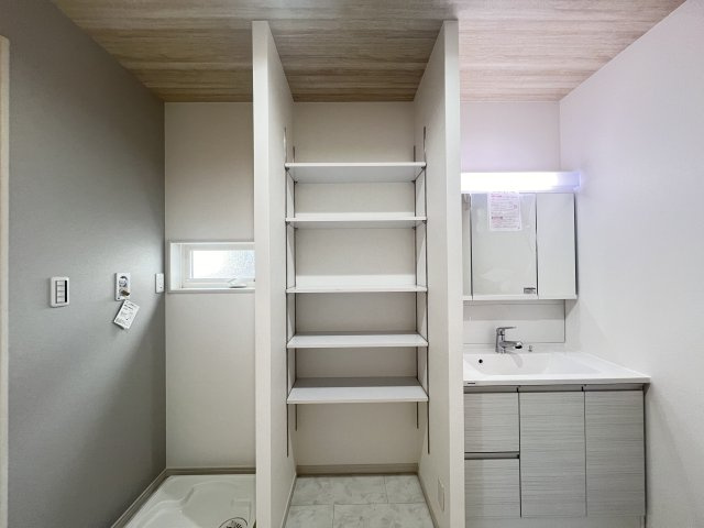 橿原市石原田町　の独立洗面台|収納充実の洗面脱衣室